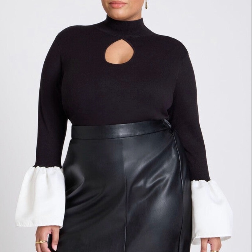 EUC Black and White Long Sleeve Top with Keyhole Detail